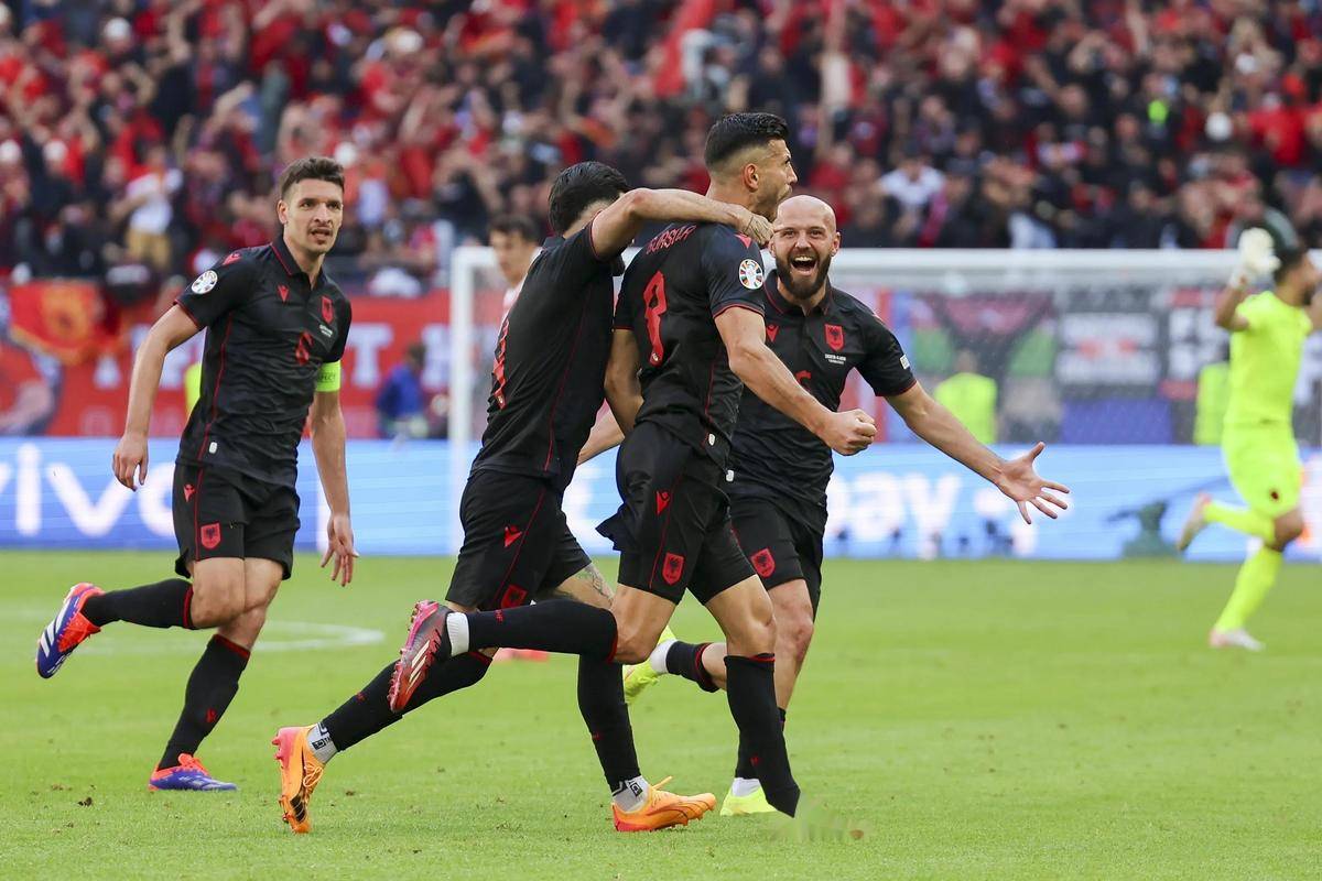 阿尔巴尼亚队击败匈牙利，晋级四强